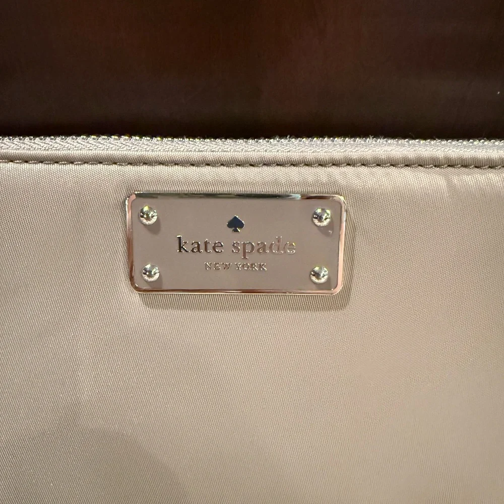*PRE-OWNED* Kate Spade Wilson Road Wallet in Taupe - Picture 2 of 10
